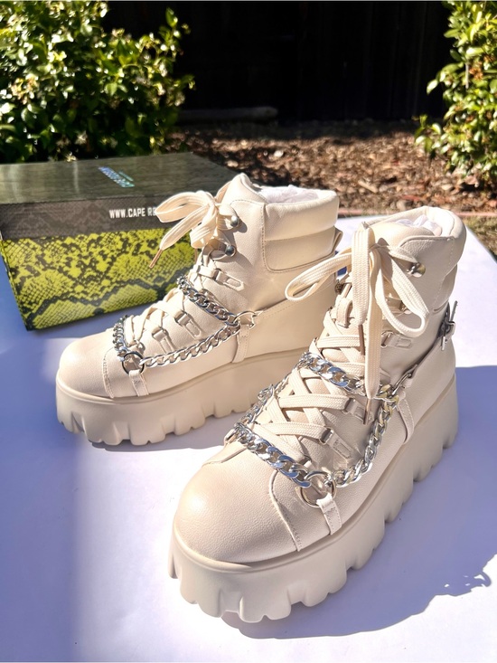 Cape Robbin Shoes - Chunky Platform Combat
Boots w/Silver Chains in Off White/Cream; Military Grunge
